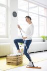 Donna vitale a casa pulire pavimento — Foto stock