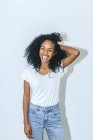 Портрет сміху молода жінка стирчить язик — стокове фото