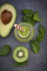 Green detox smoothie with avocado, kiwi and baby spinach — Stock Photo