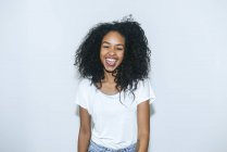 Ritratto di giovane donna ridente che sporge la lingua — Foto stock