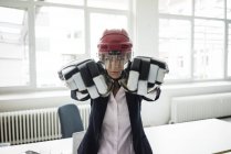 Porträt einer Geschäftsfrau in Eishockeyausrüstung — Stockfoto