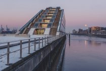 Alemanha, Hamburgo, Dockland, edifício de escritórios moderno em moonset — Fotografia de Stock
