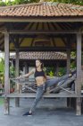 Индонезия, Бали, женщина растягивает ноги — стоковое фото