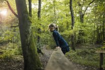 Menina brincando na floresta — Fotografia de Stock