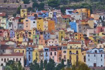 Italia, Cerdeña, Bosa, casco antiguo, casas de colores - foto de stock