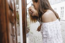 Dos jóvenes felices comprando juntas - foto de stock