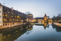 Deutschland, Bayern, Nürnberg, Altstadt, Hallertorbrücke, Pegnitz zur blauen Stunde — Stockfoto