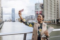 Reino Unido, Londres, retrato de empresária na moda tirando selfie com telefone celular — Fotografia de Stock