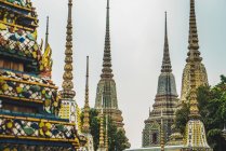 Tailandia, Bangkok, pagodas del templo de Wat Pho - foto de stock