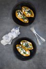Patate douce farcie aux épinards, oignon rouge, couscous, feta et coriandre — Photo de stock