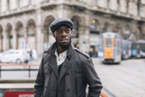 Retrato de homem elegante na cidade — Fotografia de Stock