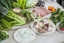 Асортимент баранини, овочів і яєць на пластинах — стокове фото