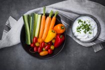 Bol de trempette, tomates cerises et divers bâtonnets de légumes — Photo de stock