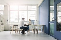 Mann und Frau diskutieren im Amt — Stockfoto