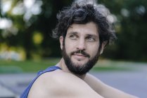 Ritratto di uomo sorridente con barba che si guarda intorno — Foto stock