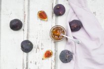 Vista dall'alto di fichi biologici e vetro di marmellata di fichi sul tavolo di legno — Foto stock