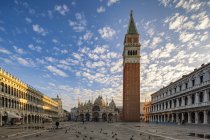 Italy, Veneto, Venice, St Mark's Square with St. Mark's Basilica and campanile, early morning — Stock Photo