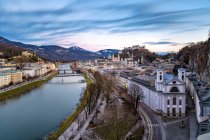 Austria, Stato di Salisburgo, Salisburgo, centro storico, fiume Salisburgo e Castello di Hohensalzburg — Foto stock