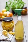 Agentes de limpeza caseiros, vinagre, cascas de citrinos, gengibre e água — Fotografia de Stock
