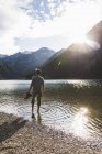 Österreich, Tirol, Erfrischung für Wanderer im Bergsee — Stockfoto