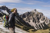 Австрія, Тіроль, усміхнений юнак на похід в гори — стокове фото