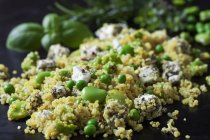 Insalata di quinoa con fave, piselli e feta, primo piano — Foto stock