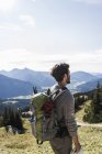Австрия, Тироль, молодой человек в альпинизме, смотрящий на вид — стоковое фото