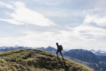Austria, Tirolo, giovani escursionisti in montagna — Foto stock