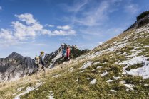 Autriche, Tyrol, jeune couple randonnée en montagne — Photo de stock