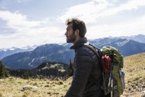 Австрія, Тіроль, молода людина в гірських пейзаж дивлячись на думку — стокове фото
