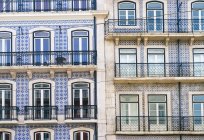 Portugal, Lisboa, fachadas de duas casas multifamiliares, vista parcial — Fotografia de Stock