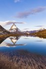 Svizzera, Vallese, Zermatt, Cervino, Lago di Riffelsee al mattino — Foto stock