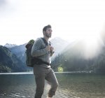 Австрія, Тіроль, молода людина походи в гірське озеро — стокове фото