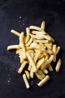 Patatine fritte e sale su sfondo scuro — Foto stock