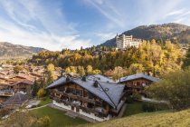 Svizzera, Cantone di Berna, Gstaad, paesaggio urbano con Gstaad Palace Hotel — Foto stock