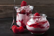 Kleinigkeit Schlagsahne mit Erdbeeren und Erdbeersoße im Glas — Stockfoto