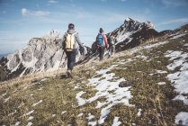 Austria, Tirolo, tre escursionisti a piedi in montagna — Foto stock
