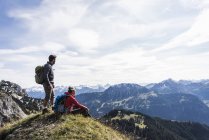 Австрія, Тіроль, молода пара в гірських пейзаж дивлячись на думку — стокове фото