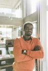 Portrait d'un homme d'affaires confiant et occasionnel au bureau — Photo de stock