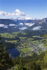 Austria, Estiria, Salzkammergut, Ausseerland, Altaussee, Lake Altausseer See y Dachstein - foto de stock