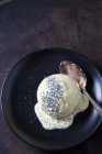 Albóndigas de levadura con salsa de vainilla y semillas de amapola en el plato - foto de stock