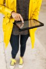 Primer plano de la mujer usando tableta con mapa de calle digital - foto de stock