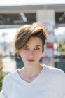Ritratto di donna con occhi azzurri e capelli corti — Foto stock