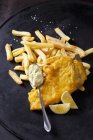 Fish and chips avec remoulade et tranche de citron — Photo de stock