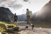 Áustria, Tirol, jovem casal caminhadas no lago de montanha — Fotografia de Stock