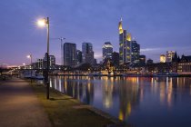 Німеччина, Гессен, Франкфурт, горизонт, Фінансовий район, Головна річка в синьому годину — Stock Photo
