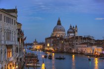 Itália, Veneto, Veneza, Gôndolas no Grande Canal em frente à Basílica de Santa Maria della Salute — Fotografia de Stock