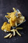 Pesce e patatine con fetta di limone — Foto stock