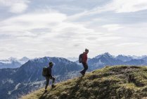 Áustria, Tirol, jovem casal caminhadas nas montanhas — Fotografia de Stock