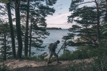 Russland, ferner Osten, khasanskiy, japanisches meer, mann wandert an der telyakovsky bucht — Stockfoto
